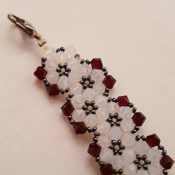 Flower design beaded bracelet - Picture 3 of 12
